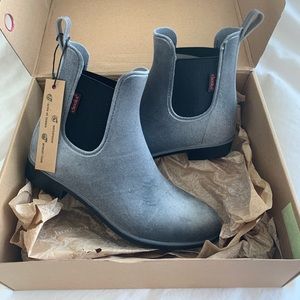NWT - SHORT RAIN BOOTS - SIZE 6 - GREY